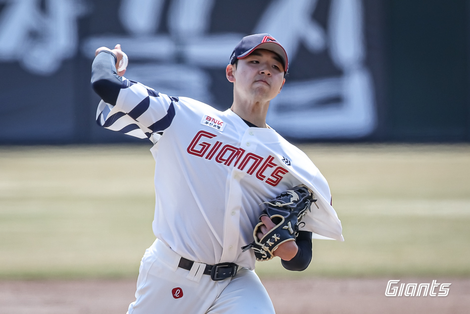 롯데 투수 김태균이 20일 두산과 시범경기에서 역투하고 있다. /사진=롯데 자이언츠 제공