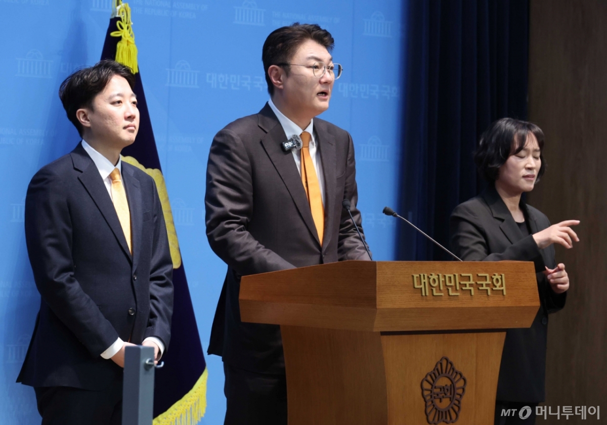 [서울=뉴시스] 조성봉 기자 = 김정철 개혁신당 서울시장 예비후보가 19일 오전 서울 여의도 국회 소통관에서 서울시장 출마선언을 하고 있다. 왼쪽은 이준석 개혁신당 대표. 2026.03.19. suncho21@newsis.com /사진=조성봉