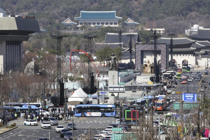 BTS의 컴백 공연을 이틀 앞둔 19일 서울 종로구 광화문광장에서 관계자들이 무대설치 작업 중인 모습./사진=뉴시스 