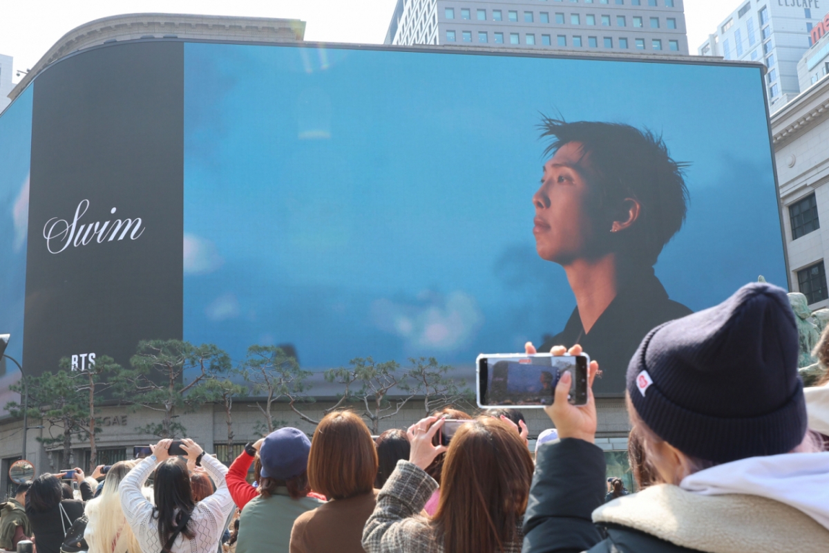 방탄소년단(BTS) 컴백 공연을 하루 앞둔 20일 서울 중구 신세계백화점 본점 외벽에 BTS 컴백시간에 맞춰 뮤직비디오가 나오고 있다./사진=뉴시스