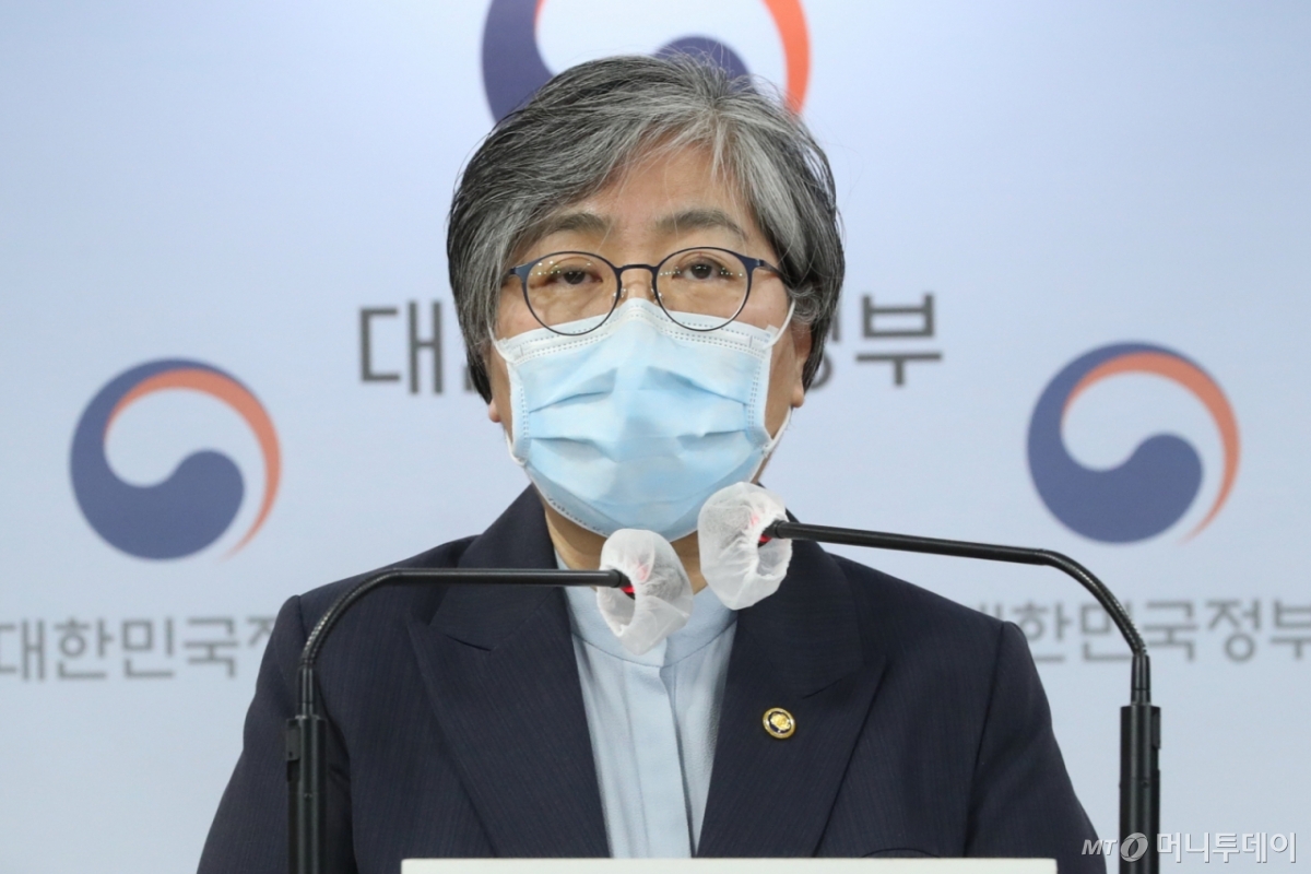 2021년 당시 정은경 질병관리청장이 서울 종로구 정부서울청사 브리핑룸에서 코로나19 대응 특별방역점검회의 결과를 브리핑하고 있다.