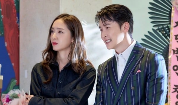 '건물주' 정수정(왼쪽)과 김준한, 사진제공=tvN