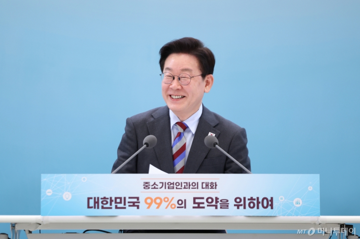 (서울=뉴스1) 허경 기자 = 이재명 대통령이 20일 청와대에서 열린 중소기업인과의 대화에서 미소를 짓고 있다.  2026.3.20/뉴스1  Copyright © 뉴스1. All rights reserved. 무단 전재 및 재배포,  AI학습 이용 금지. /사진=(서울=뉴스1) 허경 기자