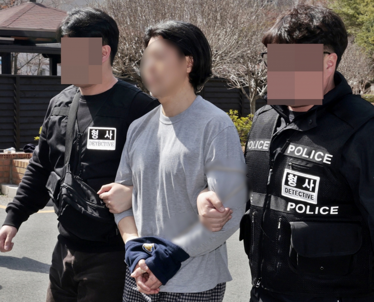 20일 A씨가 구속 전 피의자 심문(영장실질심사)을 받기 위해 부산지검으로 들어가는 모습./사진=뉴스1