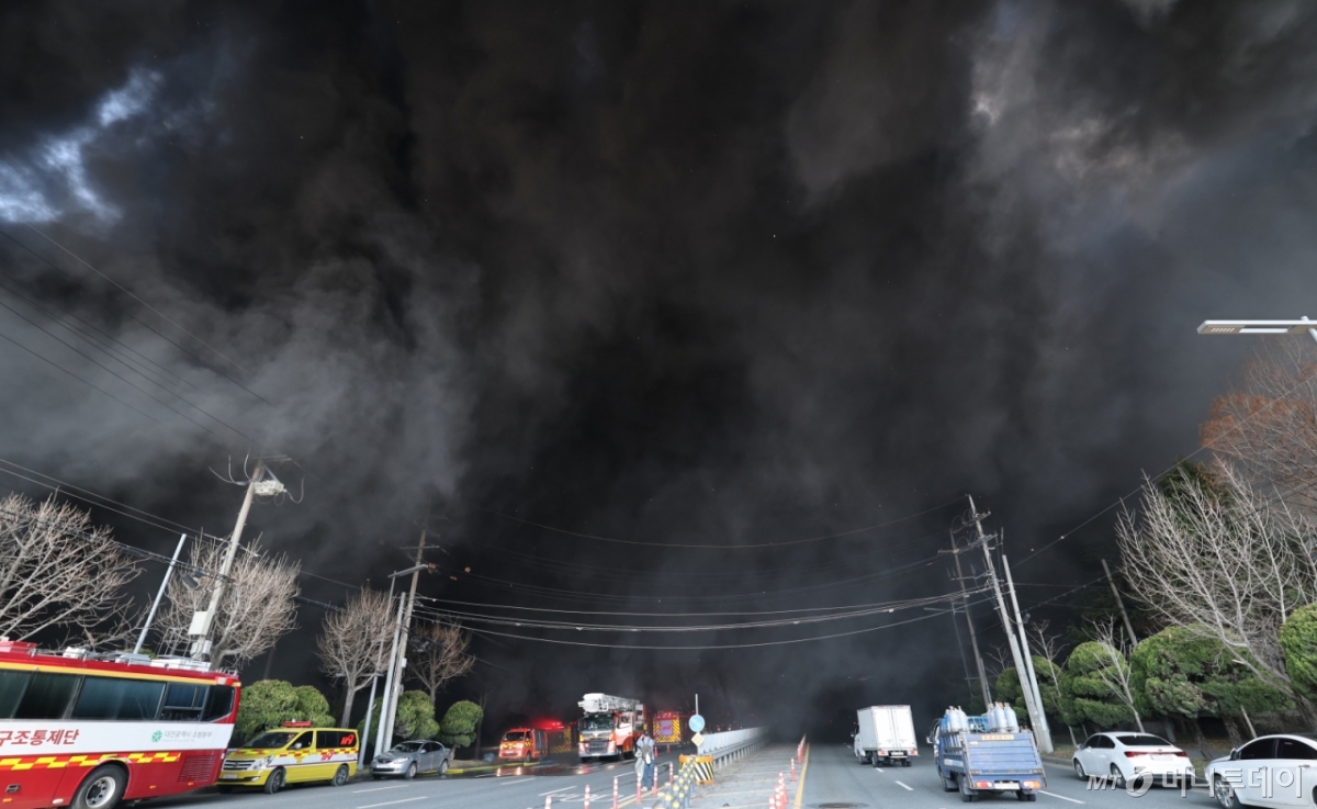 20일 오후 1시17분께 대전 대덕구 문평동의 한 공장에서 불이 나 연기가 피어오르고 있다. /사진=뉴스1  