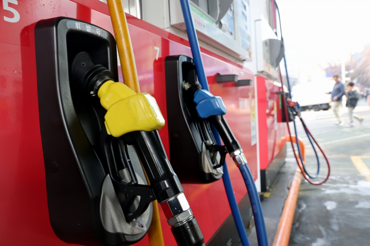 (서울=뉴스1) 이광호 기자 = 20일 서울의 한 주유소에 주유기가 걸려있다.  정부가 기름값 급등을 막기 위해 석유 최고가격제를 시행한 지 일주일째를 맞았으나 치솟은 기름값에 비해 인하 폭은 좁아 소비자가 체감할 만한 가격 안정 효과는 제한적이라는 평가가 나오고 있다.  이날 한국석유공사 오피넷에 따르면 지난 18일 기준 서울지역 보통 휘발유 평균 판매가격은 리터(L)당 1853.22원으로 집계, 최고가격제 시행 이후 35원 안팎 내렸지만 중동 전쟁 초기인 이달 1일 1751.75원과 비교하면 여전히 101.47원 높은 수준이다.   2026.3.20/뉴스1  Copyright © 뉴스1. All rights reserved. 무단 전재 및 재배포,  AI학습 이용 금지. /사진=(서울=뉴스1) 이광호 기자