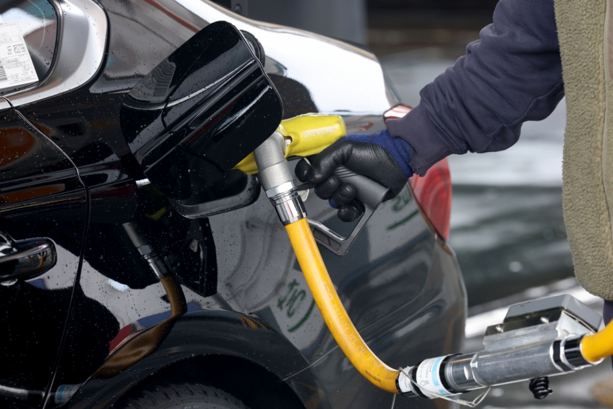 (서울=뉴스1) 이광호 기자 = 20일 서울의 한 주유소에서 직원이 차량에 주유를 하고 있다.  정부가 기름값 급등을 막기 위해 석유 최고가격제를 시행한 지 일주일째를 맞았으나 치솟은 기름값에 비해 인하 폭은 좁아 소비자가 체감할 만한 가격 안정 효과는 제한적이라는 평가가 나오고 있다.  이날 한국석유공사 오피넷에 따르면 지난 18일 기준 서울지역 보통 휘발유 평균 판매가격은 리터(L)당 1853.22원으로 집계, 최고가격제 시행 이후 35원 안팎 내렸지만 중동 전쟁 초기인 이달 1일 1751.75원과 비교하면 여전히 101.47원 높은 수준이다.  2026.3.20/뉴스1  Copyright © 뉴스1. All rights reserved. 무단 전재 및 재배포,  AI학습 이용 금지. /사진=(서울=뉴스1) 이광호 기자