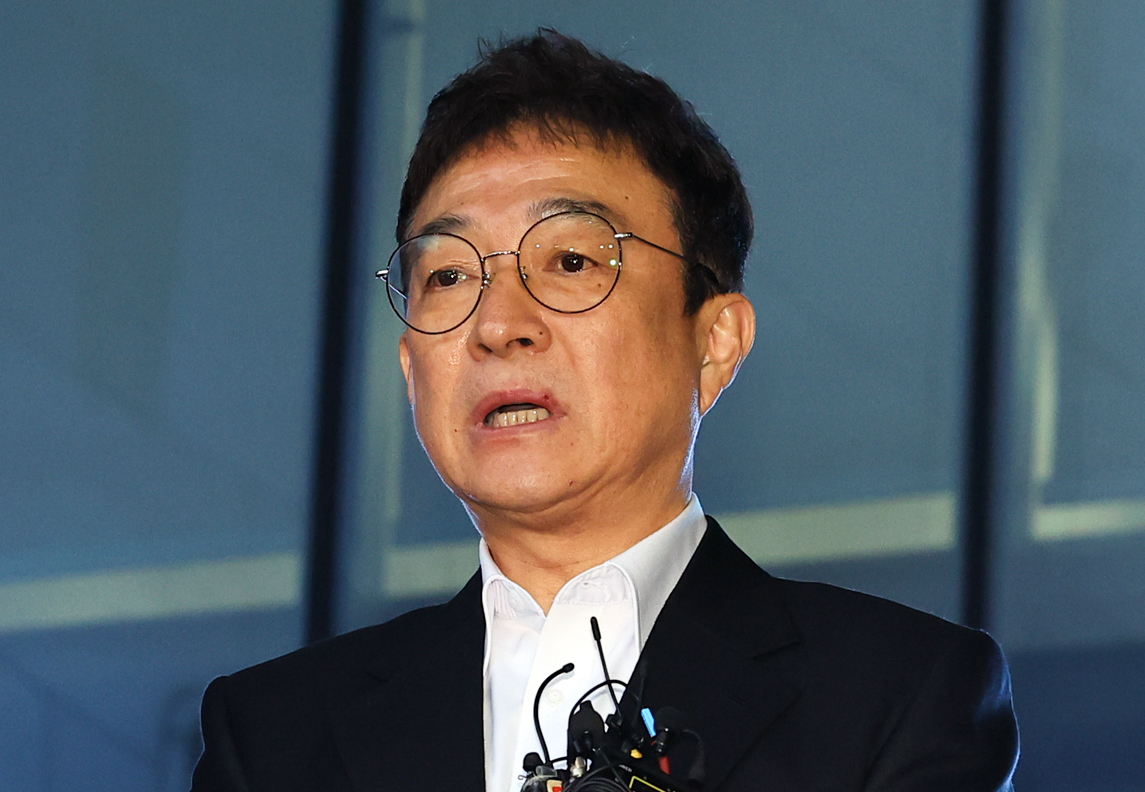 도로교통법 위반(음주운전·사고후미조치) 혐의를 받고 있는 배우 이재룡이 10일 서울 강남경찰서에서 피의자 조사를 마친 뒤 심경을 밝히고 있다. /사진=뉴시스