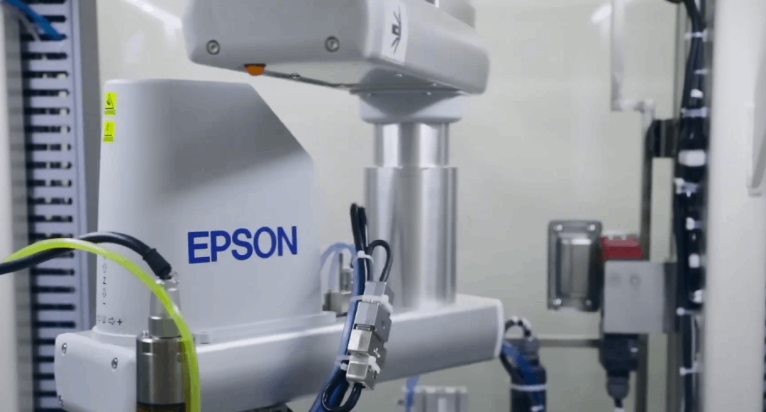 국내외 기업들이 산업용 로봇을 도입해 스마트팩토리 전환에 나서고 있다./사진제공=한국엡손