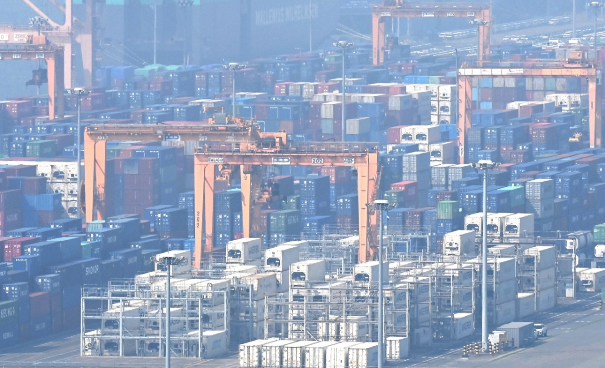 경기 평택시 포승읍 평택항 야적장에 수출입 컨테이너가 쌓여 있는 모습./사진제공=뉴시스