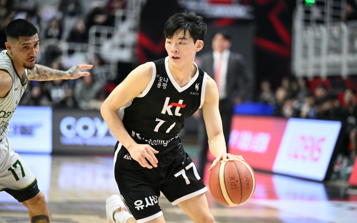 수원KT 가드 강성욱이 드리블을 시도하고 있다. /사진=KBL 제공