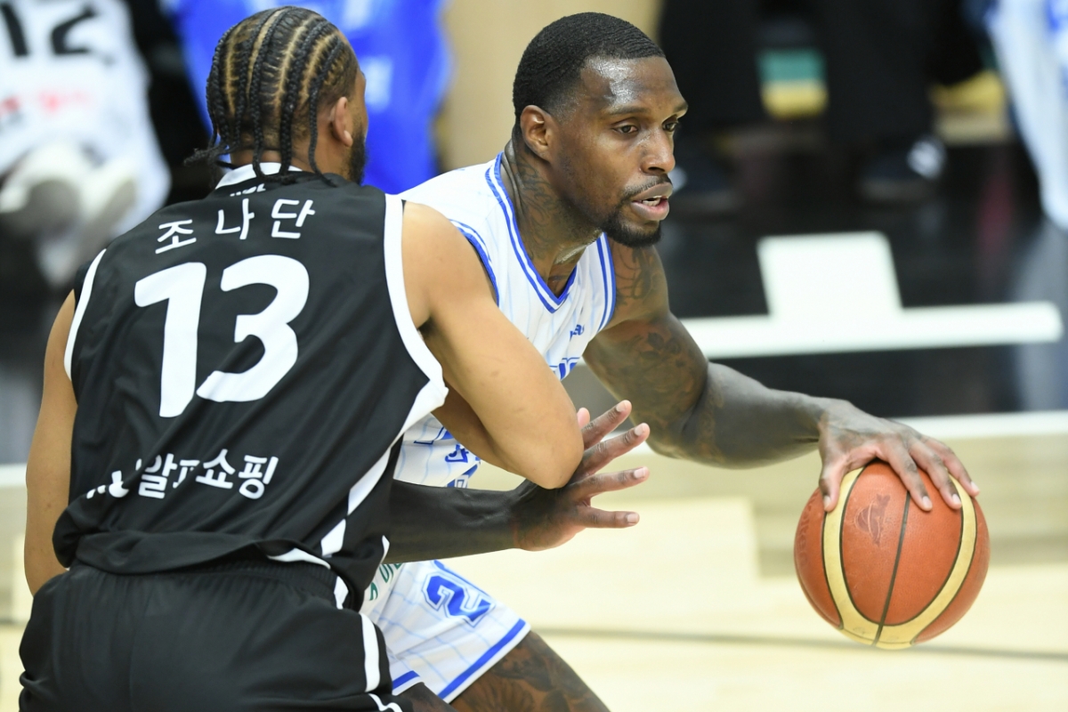 라건아(오른쪽)가 20일 오후 7시 수원KT소닉붐아레나에서 열린 2025~2026 LG전자 프로농구 정규리그 경기 중 조나단 윌리엄스와 매치업하고 있다. /사진=KBL 제공