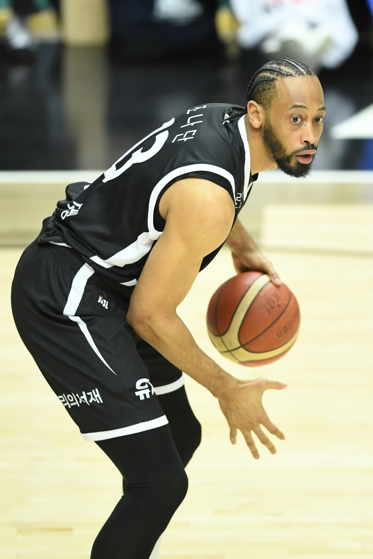 조나단 윌리엄스가 20일 오후 7시 수원KT소닉붐아레나에서 열린 2025~2026 LG전자 프로농구 정규리그 경기 중 공을 잡고 있다. /사진=KBL 제공