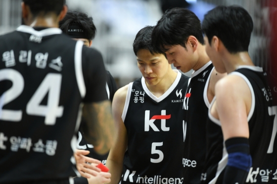 20일 오후 7시 수원KT소닉붐아레나에서 열린 2025~2026 LG전자 프로농구 정규리그 경기 중 수원KT 선수들. /사진=KBL 제공