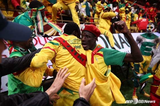 세네갈 팬들이 모로코 라바트의 프린스 물레이 압델라 스타디움에서 열린 '2025 아프리카 네이션스컵' 결승에서 판정에 불만을 품고 난동을 벌이고 있다. /AFPBBNews=뉴스1