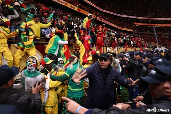 2026 아프리카 네이션스컵 세네갈과 모로코의 결승 경기 중 난동을 피우는 세네갈 관중들. /AFPBBNews=뉴스1