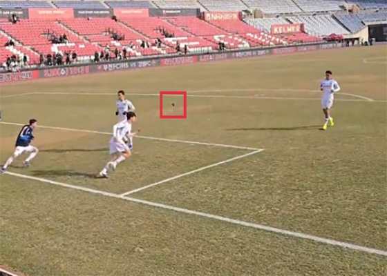 지난 15일 부천종합운동장에서 열린 부천FC와 울산 HD의 경기 종료 후 톱업 세션을 진행 중이던 울산 선수들을 향해 부천 서포터스석에서 날아든 이물질. 당시 경기는 모두가 끝나고 관중들도 퇴장하는 시점이었다./사진=유튜브 영상 캡처