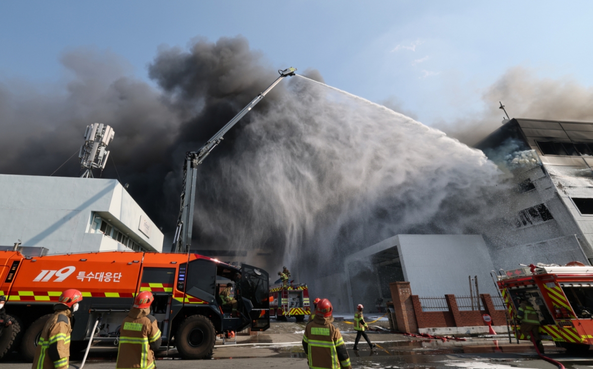20일 오후 1시17분께 대전 대덕구 문평동의 한 공장에서 불이 나 소방대원이 불을 끄고 있다. /사진=뉴스1