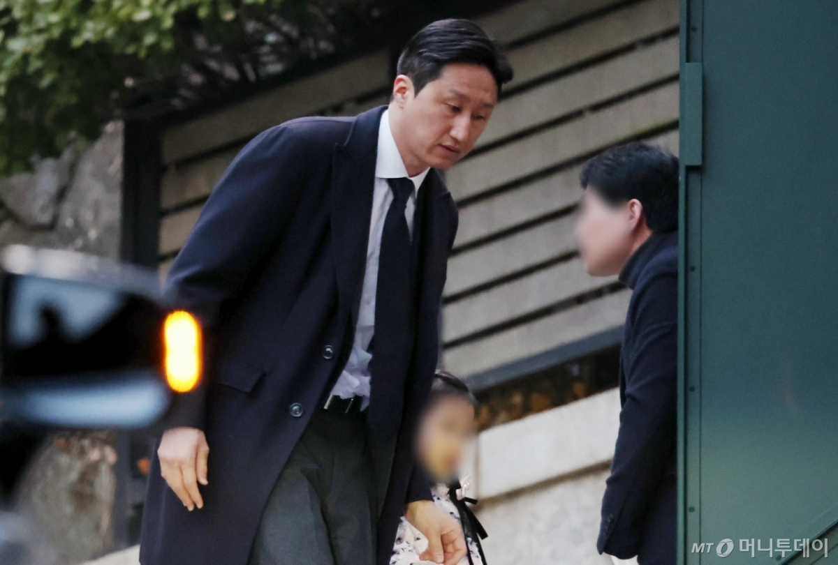 (서울=뉴스1) 김진환 기자 = 정기선 HD현대 회장이 20일 오후 고(故) 정주영 현대그룹 명예회장 25주기 제사가 열린 서울 종로구 청운동의 정 명예회장 자택에 들어서고 있다. 2026.3.20/뉴스1  Copyright © 뉴스1. All rights reserved. 무단 전재 및 재배포,  AI학습 이용 금지. /사진=(서울=뉴스1) 김진환 기자