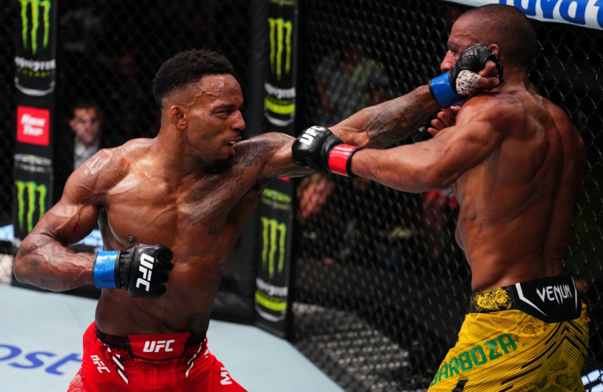 르론 머피(왼쪽)가 왼손 스트레이트를 날리고 있다. /사진=UFC 제공