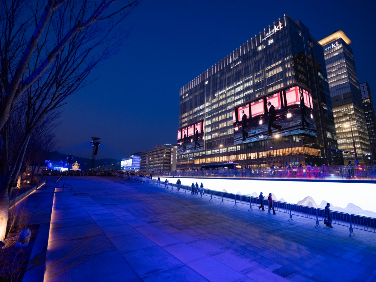 20일 저녁 광화문광장 인근 건물 대형 옥외전광판에서 방탄소년단의 '워킹 영상'이 글로벌 최초 공개됐다. /사진제공=서울시