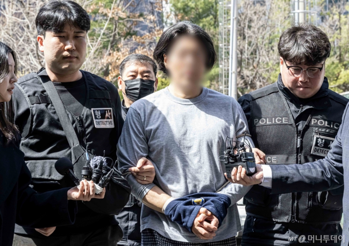 옛 직장 동료인 항공사 기장을 살해한 혐의를 받고 있는 A(50대)씨가 구속전피의자심문(영장실질심사) 받기 위해 20일 부산 연제구 부산지방검찰청으로 들어가고 있다. /사진=뉴시스