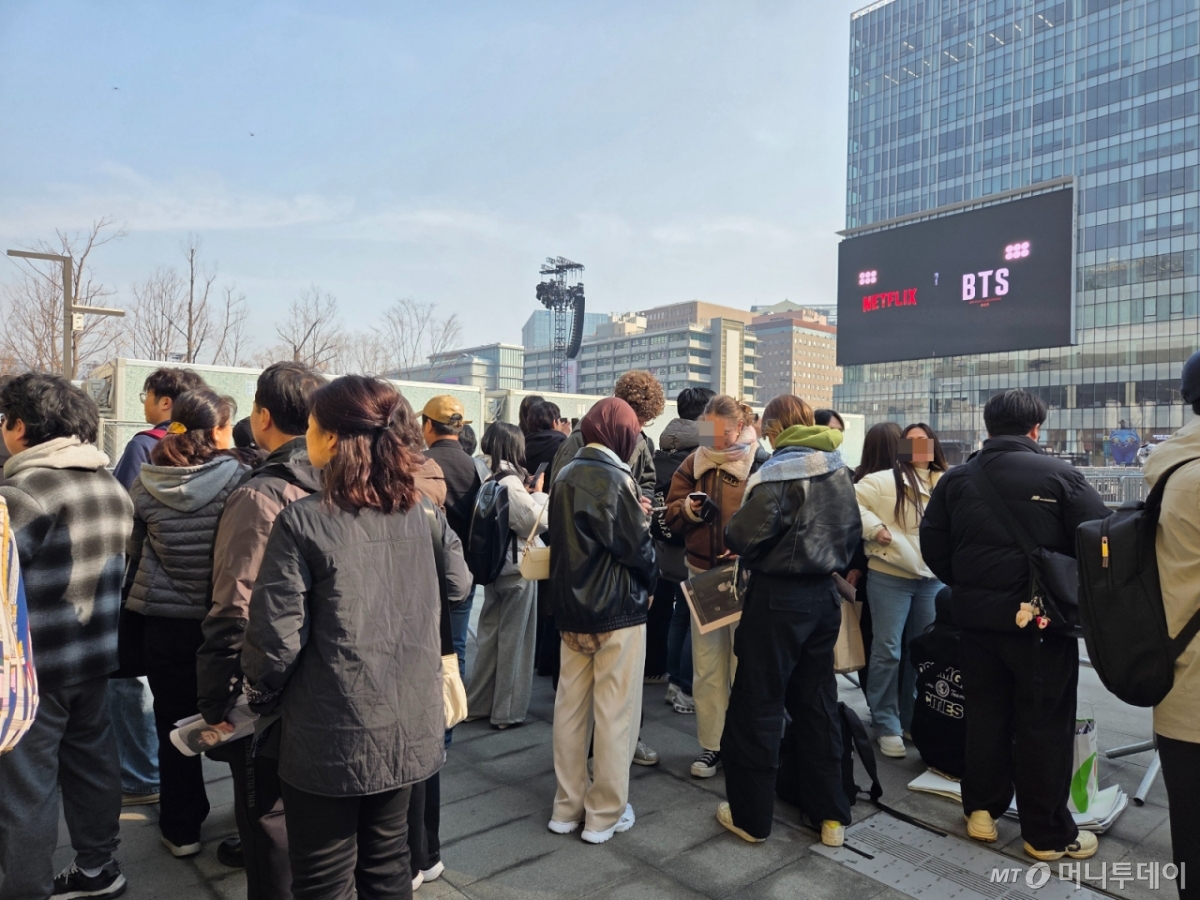 21일 오전 광화문 광장에서 BTS(방탄소년단)이 나오는 전광판을 촬영하기 위해 몰려든 사람들./사진=김서현 기자.