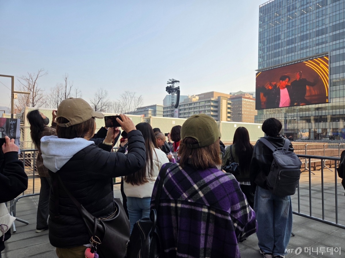 일본에서 온 마키코씨(55)와 유리씨(55)가 전광판을 바라보고 있는 모습./사진=김서현 기자.
