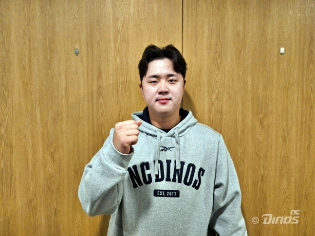 김형준이 20일 경기에서 홈런을 치고 포즈를 취하고 있다. /사진=NC 다이노스 제공