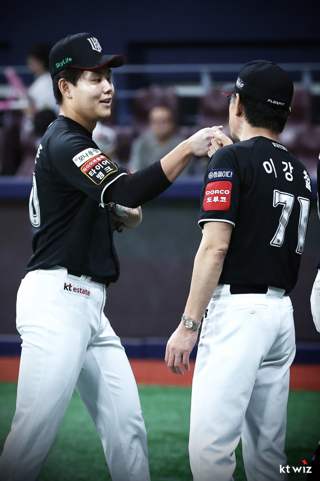 소형준(왼쪽)과 이강철 감독. /사진=KT 위즈 제공