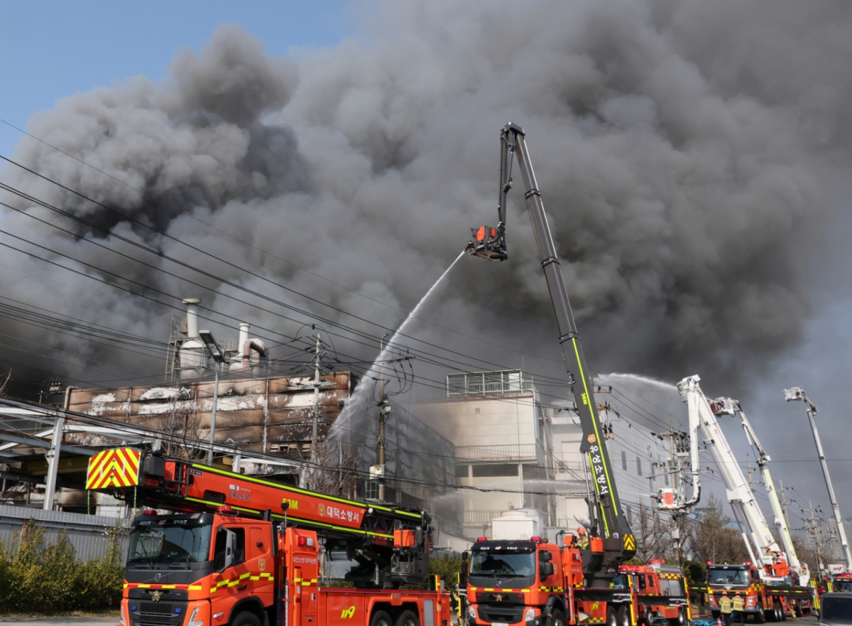 지난 20일 오후 1시17분쯤 대전 대둑구 문평동의 한 공장에서 불이 나 연기가 피어오르고 있다./사진=뉴스1