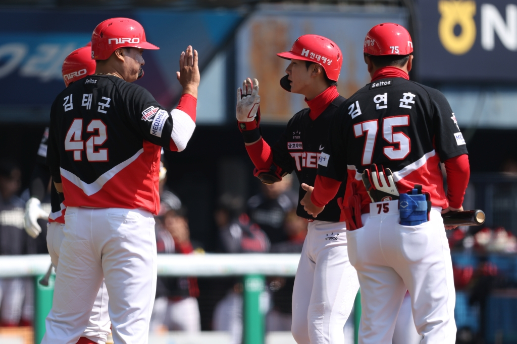 KIA 정현창(오른쪽에서 두 번째)이 21일 서울 잠실구장에서 열린 두산과 2026 신한 SOL KBO 리그 시범경기에서 3회 스리런포를 터트린 뒤 동료들과 하이파이브를 하고 있다. /사진=KIA 타이거즈 제공