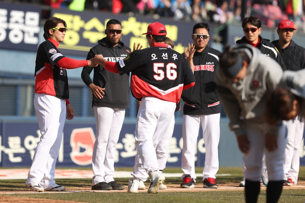 KIA 선수단이 21일 서울 잠실구장에서 열린 두산과 2026 신한 SOL KBO 리그 시범경기에서 11-6으로 승리한 뒤 하이파이브를 나누고 있다. /사진=KIA 타이거즈 제공