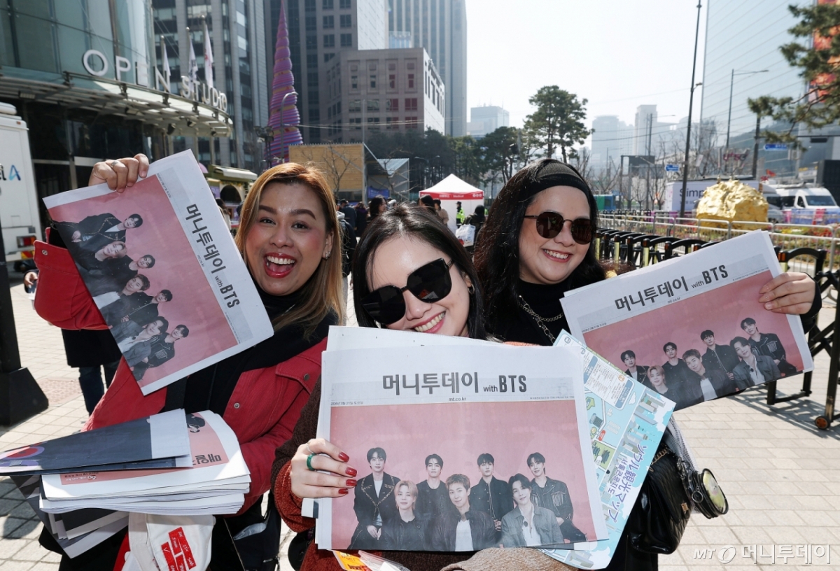 21일 서울 광화문 일대에서 방탄소년단(BTS) 컴백 공연을 기다리는 외국인 팬들이 '머니투데이 with BTS' 호외를 들고 기뻐하고 있다. /사진=김창현 chmt@