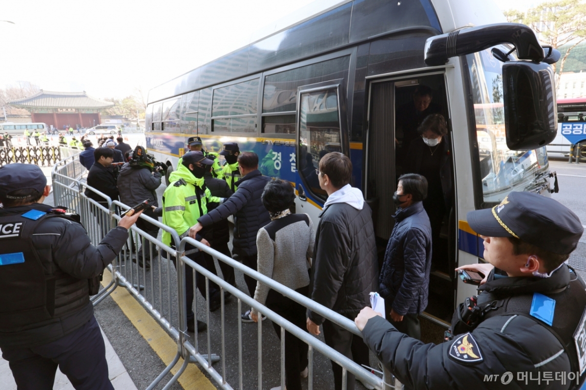 그룹 방탄소년단(BTS) 컴백 공연이 열리는 21일 오후 서울 중구 서울광장 인근에서 공연장 주변 결혼식 하객들이 경찰 기동대 버스에서 내려 핸드스캐너 검사를 받고 있다. 서울경찰청은 이날 오후 3시부터 4시까지 을지로3가역~한국프레스센터 구간에 기동대 버스를 투입해 하객 이동을 지원한다고 밝혔다. / 사진=뉴시스