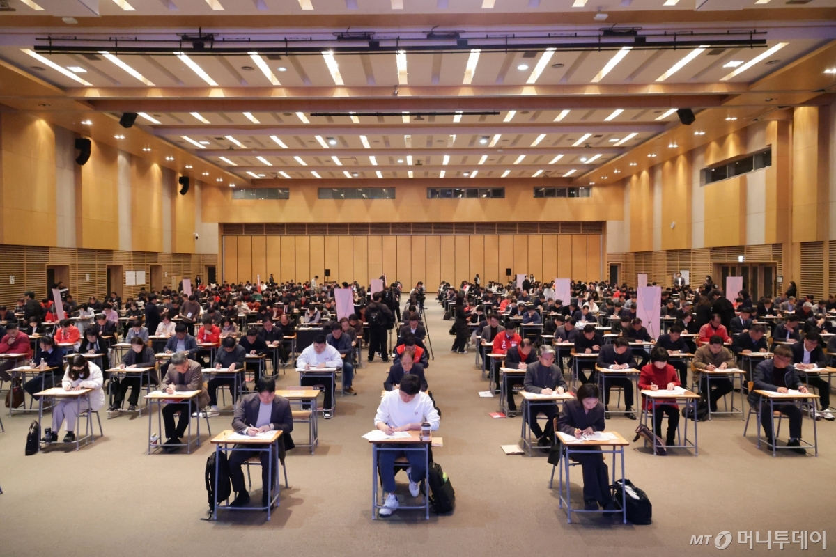 국민의힘 6·3 지방선거 광역의원·기초의원(비례대표) 공천 신청자들이 21일 대전 대전컨벤션센터에서 국민의힘 공직후보자 기초자격평가(PPAT)를 치르고 있다./사진제공=국민의힘