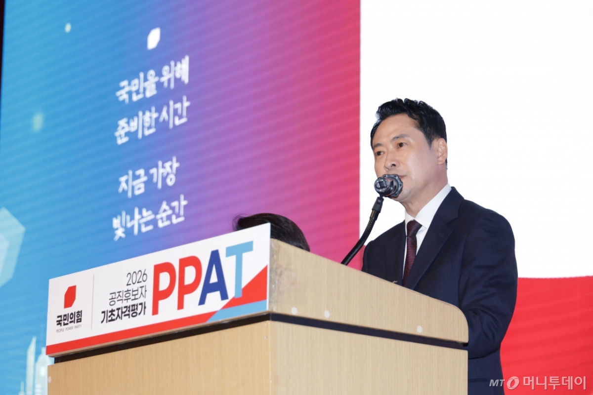 장동혁 국민의힘 대표가 21일 대전 대전컨벤션센터에 마련된 제 9회 전국동시지방선거 공직후보자 기초자격평가 본고사 대전·세종·충남 연합고사장을 찾아 응시자들을 격려하고 있다. /사진제공=국민의힘