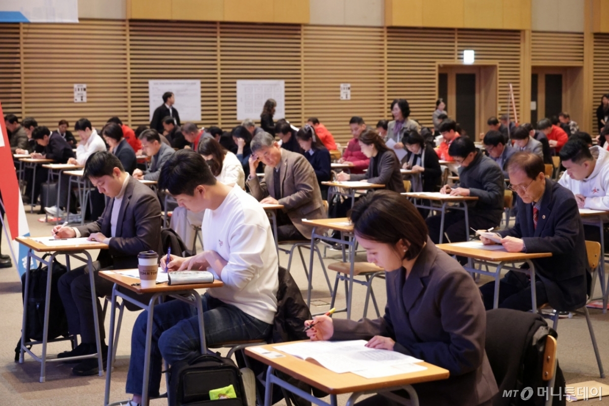 2026년 국민의힘 공직후보자 기초자격평가(PPAT) 문제를 풀고 있는 우재준 국민의힘 청년최고위원(맨 앞 줄 가운데)과 국민의힘 6·3 지방선거 공천 신청자들./사진제공=국민의힘