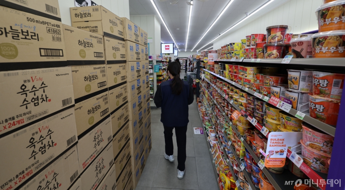 [서울=뉴시스] 권창회 기자 = 방탄소년단(BTS) 컴백 공연을 하루 앞둔 20일 서울 종로구 광화문광장 인근 CU 광화문점에 공연 당일 인파가 몰릴걸 대비해 관계자가 물품이 정리하고 있다. 2026.03.20. kch0523@newsis.com /사진=권창회