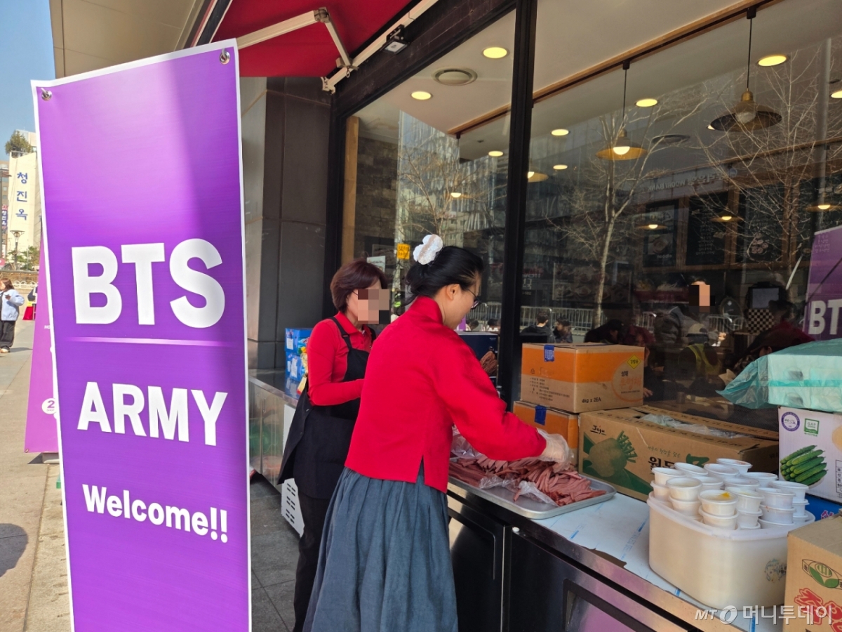 김경숙씨(58)가 붉은 저고리를 입은 채 김밥 재료를 준비하는 모습./사진=김서현 기자.