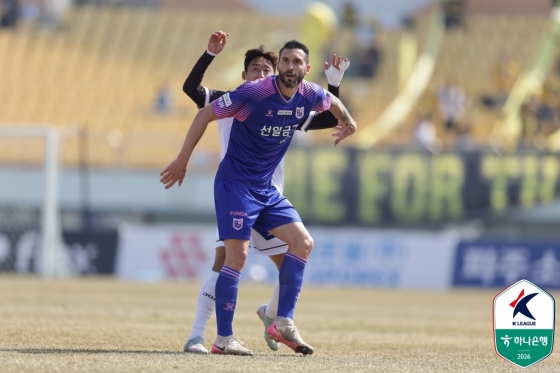 볼 경합을 펼치는 보르하 바스톤. /사진=한국프로축구연맹 제공