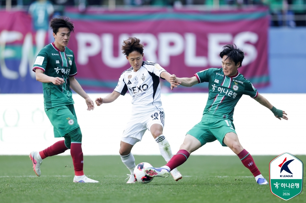 이승우(가운데)가 드리블을 시도하고 있다. /사진=한국프로축구연맹 제공