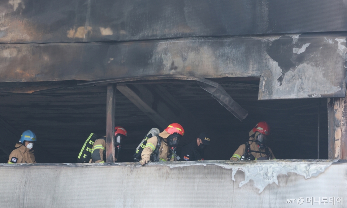 (대전=뉴스1) 김기태 기자 = 21일 대형 화재로 인명피해가 발생한 대전 대덕구 자동차 부품 제조 공장에서 소방대원들이 실종자를 찾기 위한 수색작업을 하고 있다. 2026.3.21/뉴스1  Copyright © 뉴스1. All rights reserved. 무단 전재 및 재배포,  AI학습 이용 금지. /사진=(대전=뉴스1) 김기태 기자