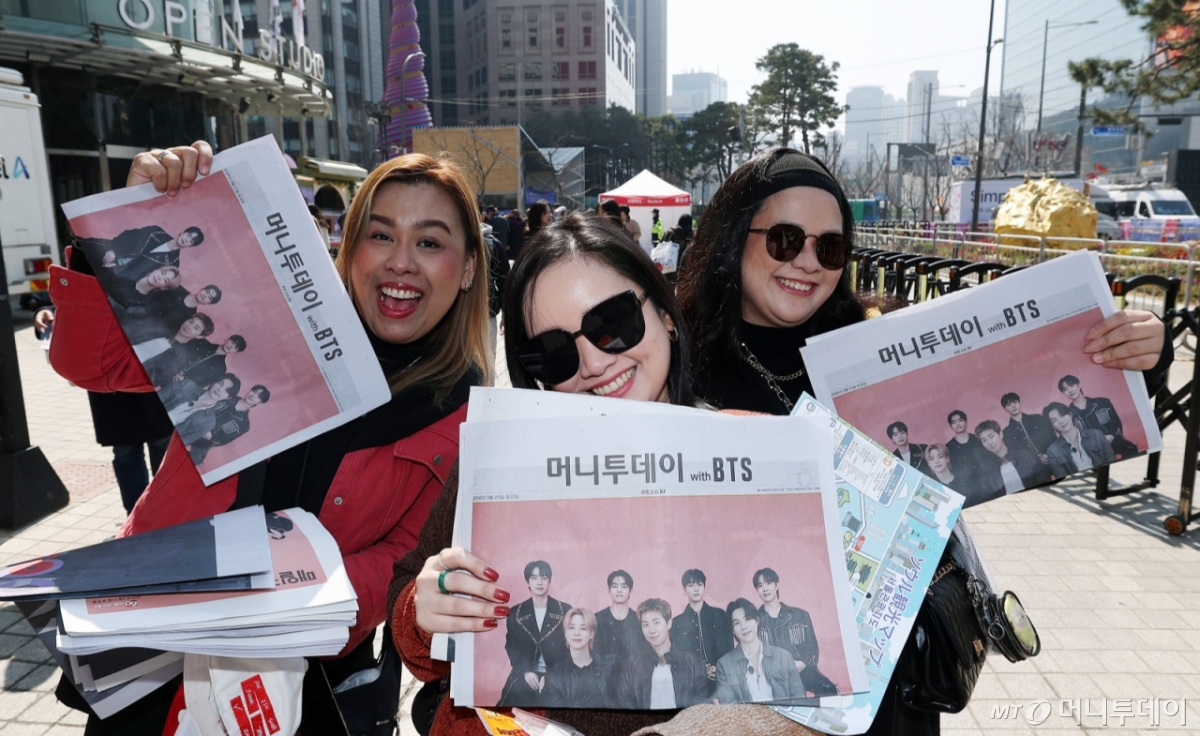 21일 서울 광화문 일대에서 방탄소년단(BTS) 컴백 공연을 기다리는 외국인 팬들이 '머니투데이 with BTS' 호외를 들고 기뻐하고 있다. /사진=김창현 chmt@