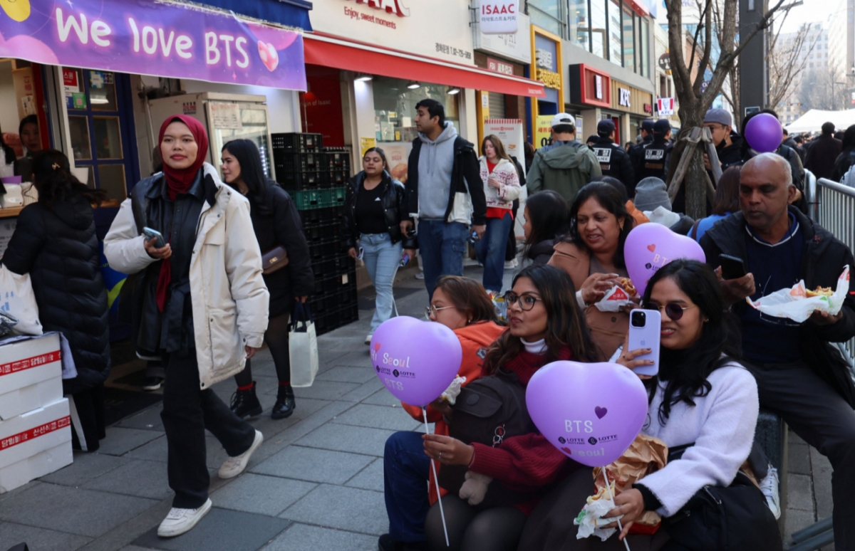 방탄소년단(BTS) 컴백 공연 당일인 21일 서울 종로구 광화문광장에서 외국팬들이 휴식을 취하며 대기하고 있다. /사진=뉴시스