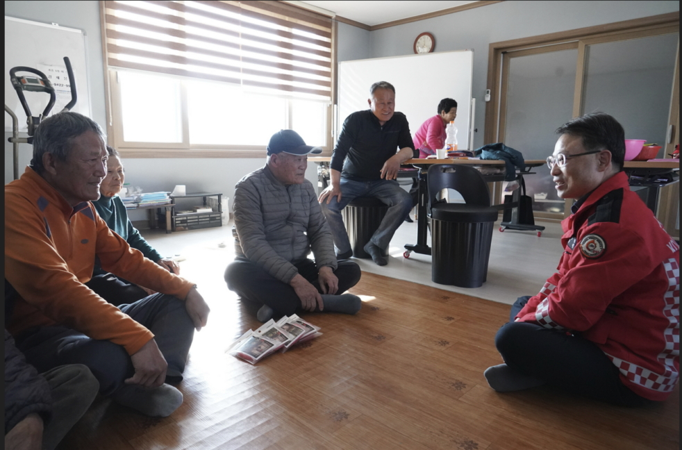 박은식 산림청장(오른쪽)이 21일 충남 부여군에서 지역 주민들과 만나 산불 예방 협조를 당부하고 있다./사진제공=산림청