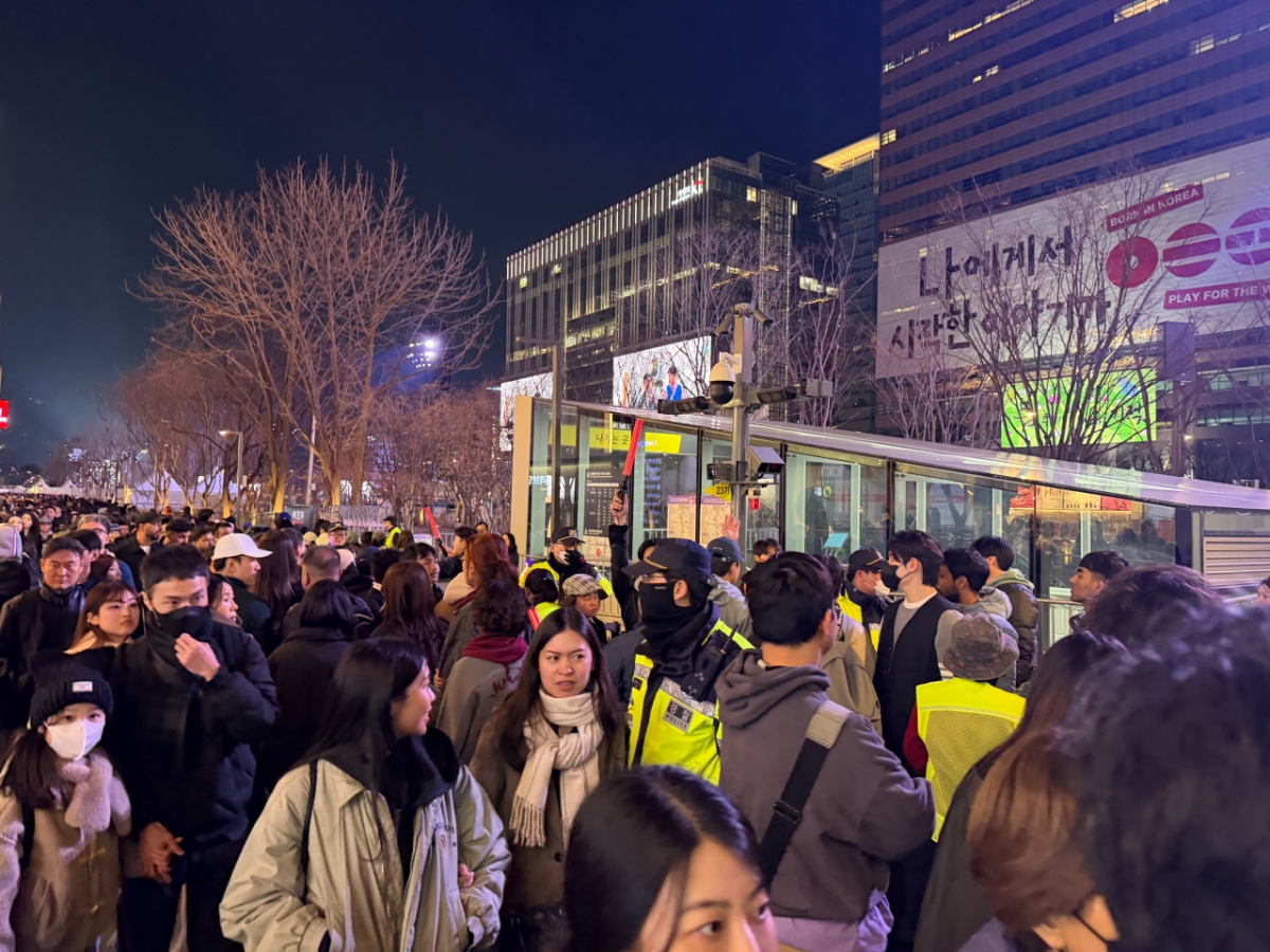 21일 오후 7시쯤 서울 종로구 광화문 광장 일대에서 시민이 경찰 안내에 따라 움직이고 있다./사진=민수정 기자.