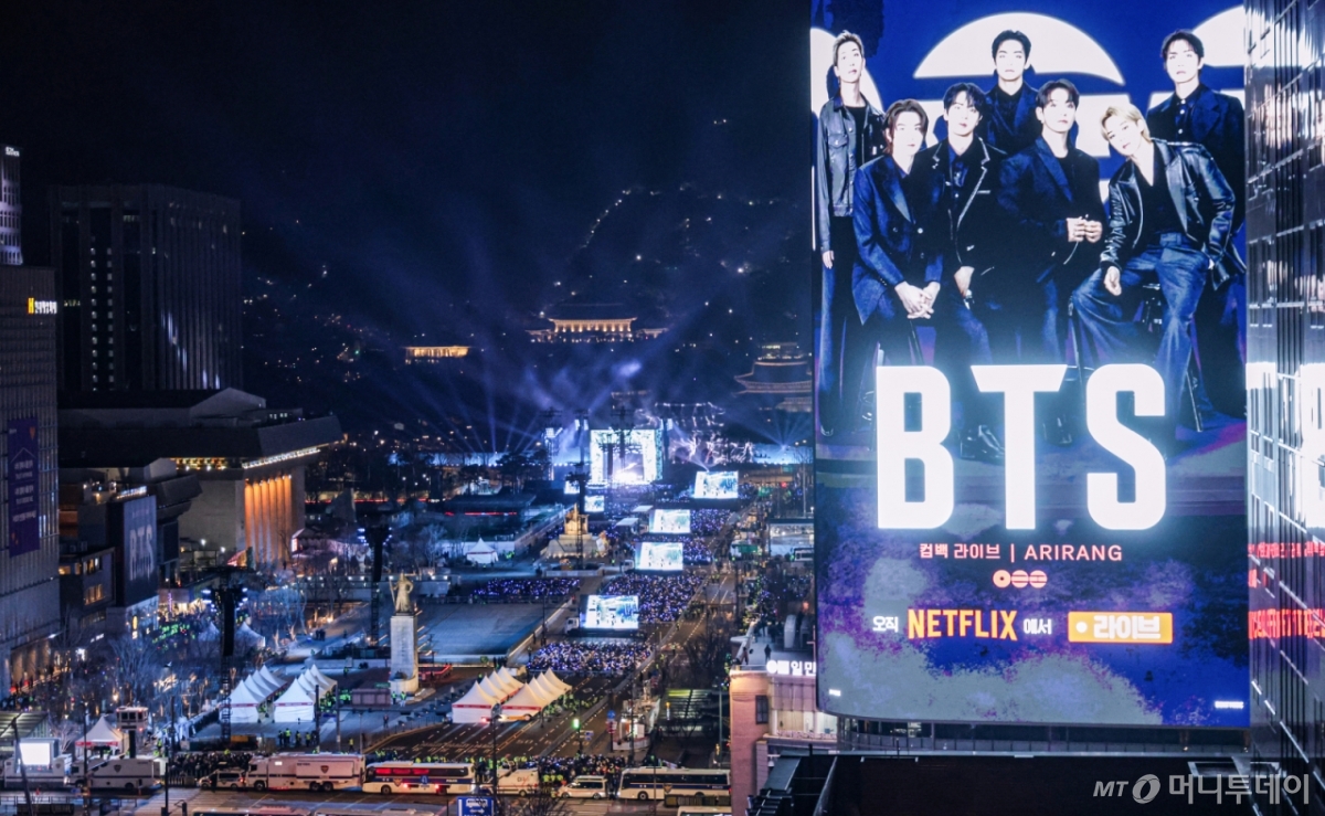 3년 9개월 만에 완전체로 복귀하는 방탄소년단(BTS)의 'BTS 컴백 라이브: ARIRANG' 공연이 21일 서울 광화문광장 일대에서 펼쳐지고 있다. 이번 공연은 세계 190개국에 생중계된다. 2026.03.21 사진공동취재단 /사진=이기범