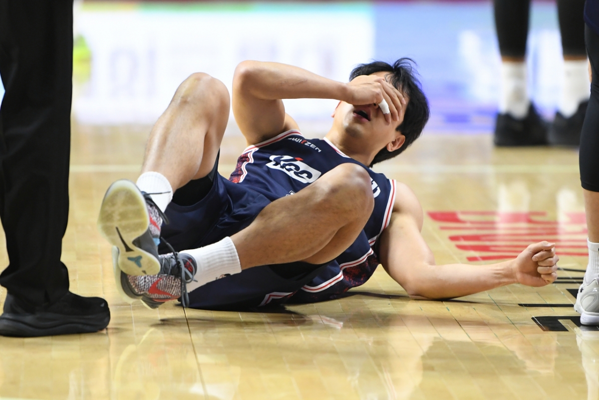 부산KCC 허웅이 코를 붙잡고 쓰러져있다. /사진=KBL제공