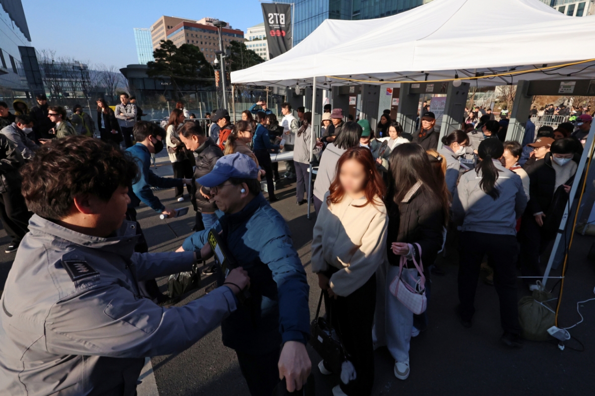방탄소년단(BTS) 컴백 공연 당일인 21일 서울 종로구 광화문광장에서 팬들이 검색대를 통과하고 있다./사진=뉴시스.
